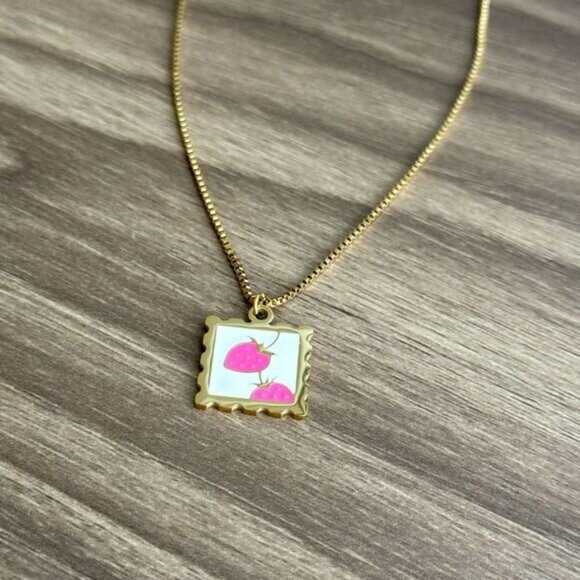 Strawberry Pendant Necklace Q70 - Picture 6 of 7